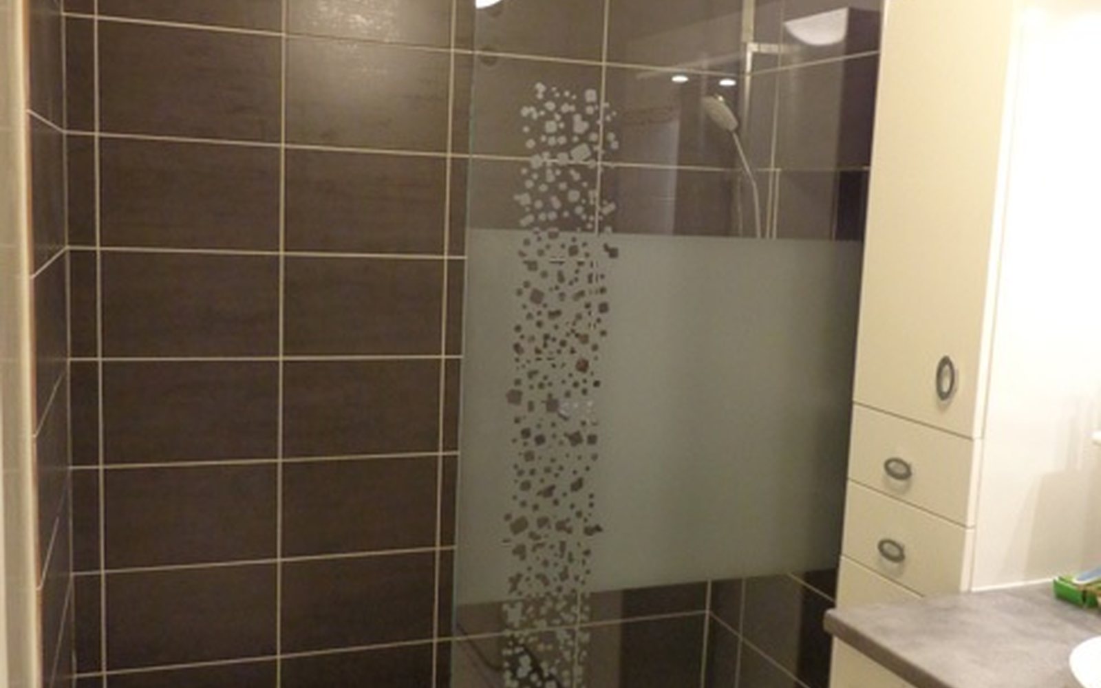 Douche à l'italienne carrelée, réalisée par Avenir Plomberie