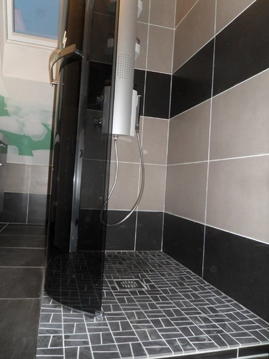 Douche carrelée toute hauteur, paroi fixe