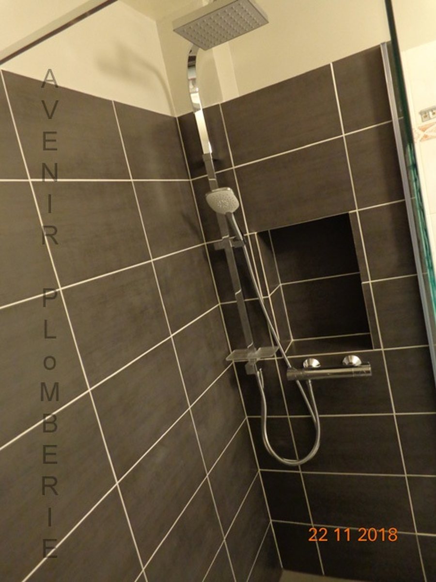 Douche à l'italienne, faïence deux tons