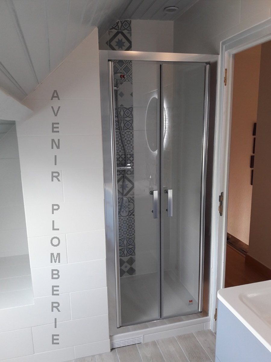 Cabine de douche sous comble